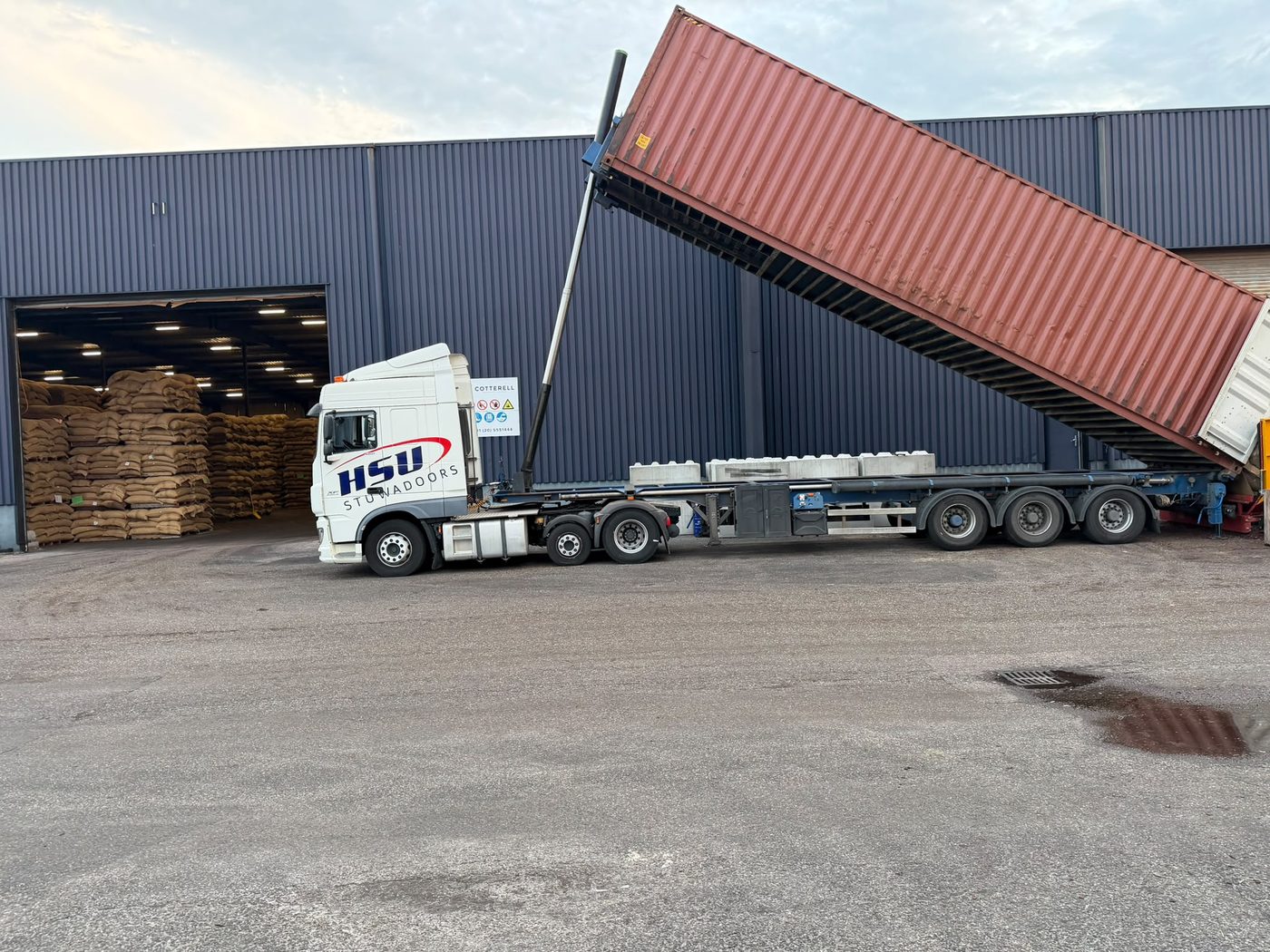 Transport met kiepchassis van HSU voor het kiepen van grote containers